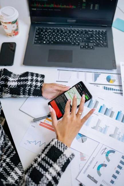Vue de dessus d’un clavier, d’un agenda avec une note sur le marketing des réseaux sociaux, et d’une tablette posés sur un bureau.